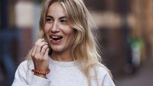 Lip Serum και premium gloss μαζί: Με αυτό το προϊόν για τα χείλη έχουν εμμονή όλες οι beauty addicts τώρα