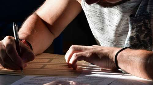 Πανελλαδικές: Ανάλυση και εκτιμήσεις για τη Νεοελληνική Γλώσσα - Αρκετά απαιτητικό και δύσκολο το θέμα της έκθεσης