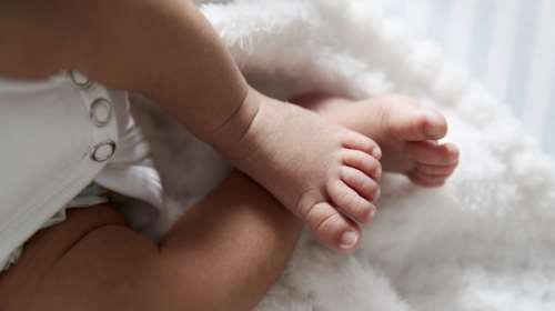 Κύκλωμα εμπορίας βρεφών: Στα Χανιά έφτασαν ζευγάρια από το εξωτερικό - &quot;Διεκδικούν&quot; νεογνά με εξέταση DNA