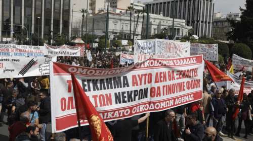 Τραγωδία στα Τέμπη: Πάνω από 8.000 άτομα στο συλλαλητήριο στο Σύνταγμα - 10 προσαγωγές και 2 συλλήψεις [εικόνες]