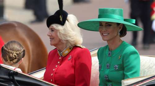 Όλα τα φλας στην Κέιτ Μίντλετον: Με απίθανο πράσινο φόρεμα με κουμπιά - κοσμήματα στα γενέθλια του βασιλιά