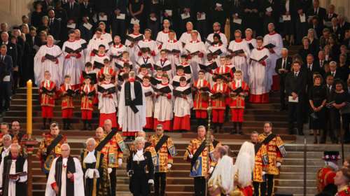 Κηδεία Ελισάβετ: Ποιο είναι το αγοράκι με τα κόκκινα μαλλιά που μάγεψε με τη φωνή του στην κηδεία