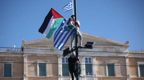 Τι συνέβη με τον 22χρονο Παλαιστίνιο στη διαμαρτυρία στο Σύνταγμα: Υψωσε την παλαιστινιακή σημαία ή κατέβασε την ελληνική;