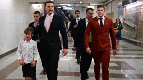 Ο Κασσελάκης ζητά από τα ΜΜΕ να μην ασχοληθούν με τον γάμο του με τον Τάιλερ στην Κρήτη