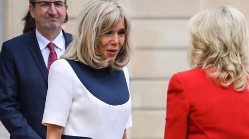 Μπριζίτ Μακρόν: Ανέβασε το navy look σε άλλο επίπεδο - Το κομψό μίντι φόρεμα και οι χρυσές λεπτομέρειες