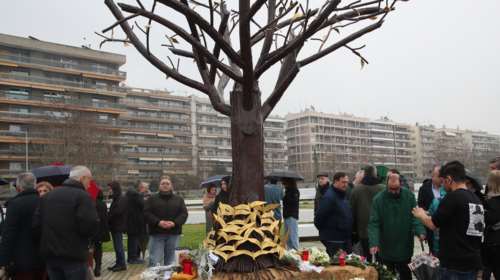 Θεσσαλονίκη: Σε κλίμα συγκίνησης και παρουσία συγγενών τα αποκαλυπτήρια του &quot;Δέντρου της Μνήμης&quot; για τα θύματα των Τεμπών