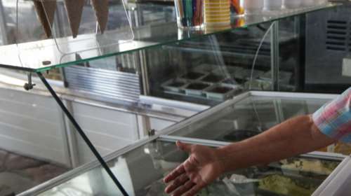 Ηράκλειο Κρήτης: Ζεστάθηκαν... και έκλεψαν δύο κούτες με παγωτά