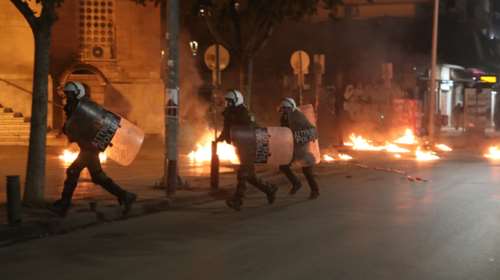 Επεισόδια στη Θεσσαλονίκη στην πορεία του Πολυτεχνείου- Δεκάδες μολότοφ στα ΜΑΤ που απάντησαν με χημικά [εικόνες, βίντεο]