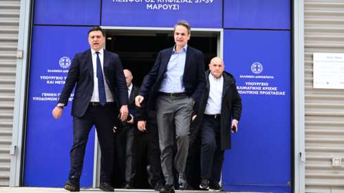 Σε στενωπό μεταξύ σεισμών και Τεμπών η κυβέρνηση: Επίσκεψη Μητσοτάκη στη Σαντορίνη, &quot;παγώνει&quot; ο ανασχηματισμός