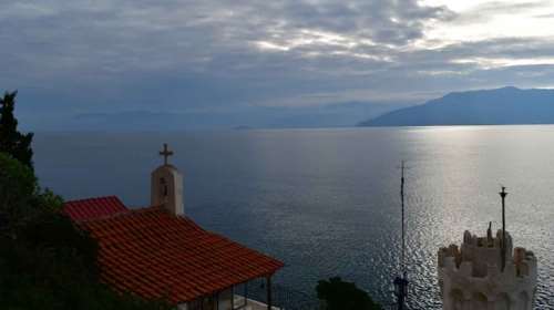 Ναύπλιο: Το μικρό εκκλησάκι του Αγίου Νικολάου που είναι φτιαγμένο από... κρασί - Μέσα στα βράχια [εικόνες]