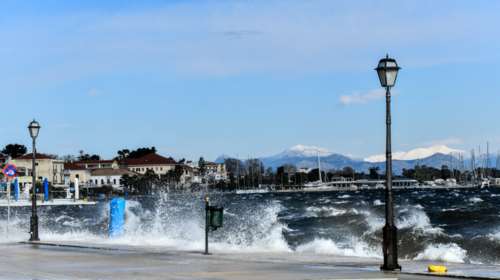 Καιρός: Συνεχίζονται και σήμερα οι ισχυροί άνεμοι - Εως 37 βαθμούς η θερμοκρασία