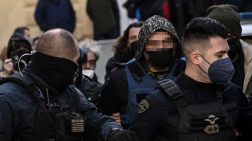 Ξυλοδαρμός στην Αργυρούπολη: Οι πρώτες εικόνες του 46χρονου νταή στον ανακριτή - Εκκληση για αίμα για την 40χρονη