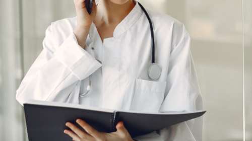 Πρωτοφανής υπόθεση στα Χανιά: Συνέχιζε να λειτουργεί παράνομα το ιατρείο του νεκρού συζύγου της