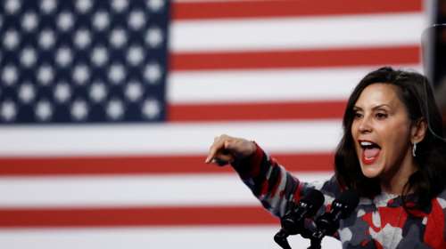 Φάουλ της Κυβερνήτη του Μίσιγκαν: Για να στηρίξει Μπάιντεν, έκανε αναπαράσταση της Θείας Μετάληψης με ...πατατάκια