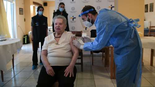 Απογειώθηκαν οι εμβολιασμοί: 3,3 εκατ. Ελληνες έχουν κάνει τουλάχιστον μία δόση - Εμβολιασμένοι οι μισοί ενήλικες στην ΕΕ