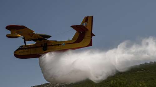 Φωτιά στη Σαλαμίνα στην περιοχή Αμπελάκια - Εναέριες ρίψεις από 2 αεροσκάφη και 1 ελικόπτερο