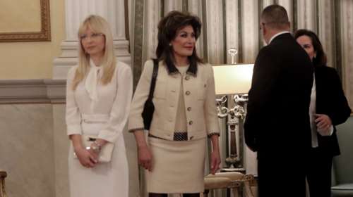 Mε νέο look στο Προεδρικό Μέγαρο η Γιάννα Αγγελοπούλου: Το μπουκλέ κρεμ ταγιέρ και η αλλαγή στα μαλλιά της