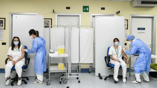 Ιταλία: Ξεκίνησαν οι πρώτοι εμβολιασμοί υγειονομικών και ηλικιωμένοι - 8.913 νέα κρούσματα και 305 θάνατοι το τελευταίο 24ωρο