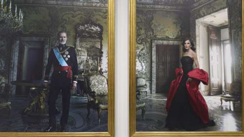 Τα νέα πορτρέτα του Φελίπε και της Λετίσια: Σαν σταρ του Χόλιγουντ η βασίλισσα με δραματικό look και διαμάντια