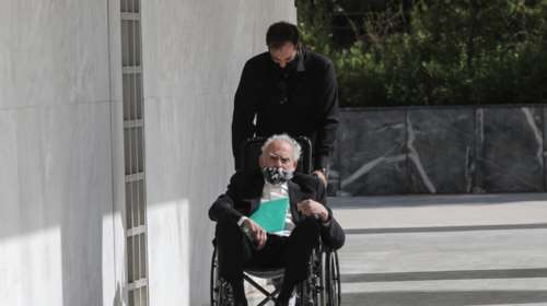 Φωτογραφίες: Με αναπηρικό καρεκλάκι ο Ακης Τσοχατζόπουλος στον Αρειο Πάγο