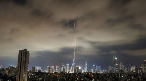 Ισχυρές εκρήξεις στο Τελ Αβίβ και την Ιερουσαλήμ μετά την εκτόξευση πυραύλων από το Ιράν