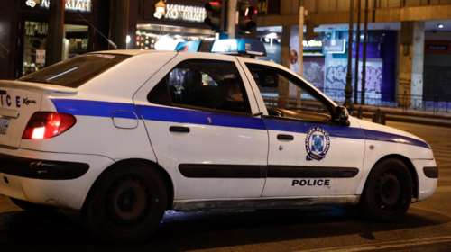 Έγκλημα στη Δάφνη: Σε διαθεσιμότητα οι δύο αστυνομικοί που δεν ερεύνησαν την καταγγελία της γειτόνισσας για ενδοοικογενειακή βία