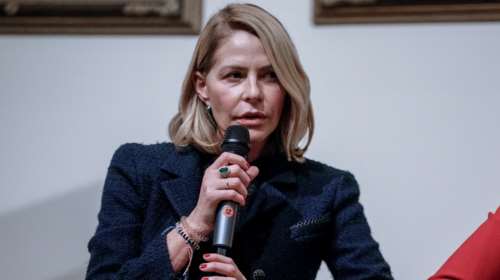 Τζένη Μπαλατσινού: Με ελάχιστο μακιγιάζ, απίθανο τουίντ σακάκι και Zeus+Dione πουκάμισο σε παρουσίαση βιβλίου