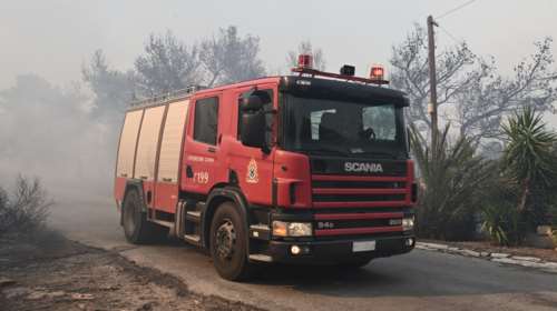 Κερατέα: Κάλεσαν για φωτιά πυροσβεστικά οχήματα και μετά τους επιτέθηκαν με πέτρες έξω από καταυλισμό - Τραυματίστηκε ο οδηγός