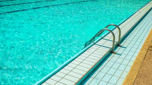 Χαλκιδική: &quot;Δεν ξέρω αν υπήρχε επίβλεψη, δεν έχουν πει τίποτα απ&#39;την κατασκήνωση&quot; λέει ο πατέρας της 8χρονης που πνίγηκε σε πισίνα