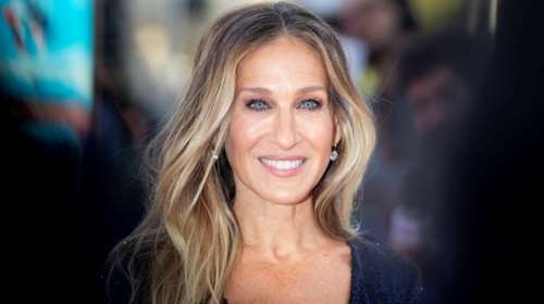 Σάρα Τζέσικα Πάρκερ: Ο υπέροχα αλλόκοτος τρόπος που συνδύασε την embellished ψηλόμεση φούστα της με puffer coat