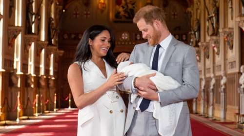 Στο φως της δημοσιότητας η φωτογραφία του νεογέννητου Άρτσι μέσα από το μαιευτήριο