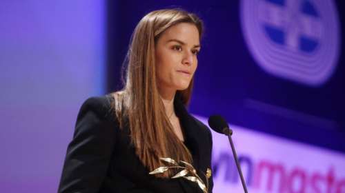 Μαρία Σάκκαρη: Κομψή με μαύρο σταυρωτό blazer με χρυσά κουμπιά και παντελόνι καμπάνα