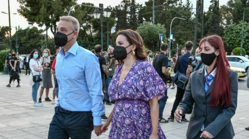 Η εγκυμονούσα Όλγα Κεφαλογιάννη στην επίδειξη του Dior μαζί με τον σύζυγό της