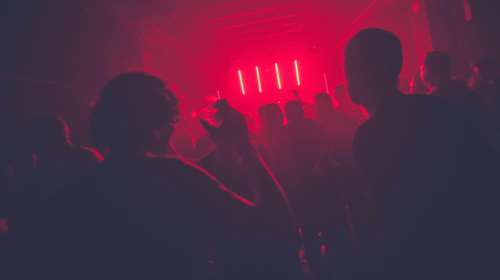 &quot;Έδωσαν στα παιδιά ποτά μπόμπες&quot; λένε οι γονείς για το κλαμπ στη Βουλιαγμένης -Τα τρία άτομα που αναζητούν οι Αρχές