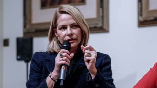 Τζένη Μπαλατσινού: Χωρίς μακιγιάζ στο κέντρο της Αθήνας - Το cropped πουλόβερ που συνδύασε με τζιν και σνίκερς