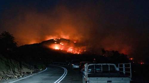 Κίσσαμος Χανίων: Ξέσπασε μεγάλη φωτιά στην "καδιά" του χειμώνα - Καίει κοντά σε σπίτια [βίντεο]