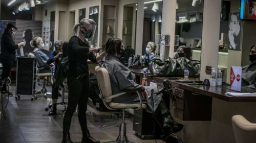 Τέλος η μάσκα μετά το Πάσχα σε σούπερ μάρκετ και κομμωτήρια - Το σχέδιο μέχρι την πλήρη άρση των μέτρων