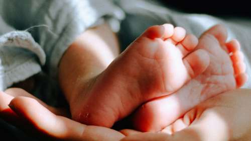 Άμφισσα: Βρέφος γεννήθηκε νεκρό με κρανιοεγκεφαλικές κακώσεις - Λάθος χειρισμούς του μαιευτήρα καταγγέλλουν οι γονείς