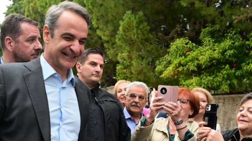 Κυβέρνηση: Θέλει να αφήσει πίσω της το σοκ των Τεμπών- Εξορμήσεις Μητσοτάκη στις γειτονιές