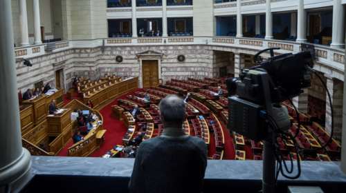 Γιατί ΝΔ και ΣΥΡΙΖΑ &quot;σφάζονται&quot; για την τροπολογία Κασιδιάρη - Το παρασκήνιο και η ψηφοφορία σήμερα στη Βουλή [live]