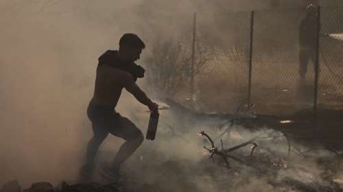 Ασταμάτητη μάχη με τις φλόγες σε Σαρωνίδα και Λουτράκι - Διάσπαρτες εστίες και αναζωπυρώσεις [εικόνες]