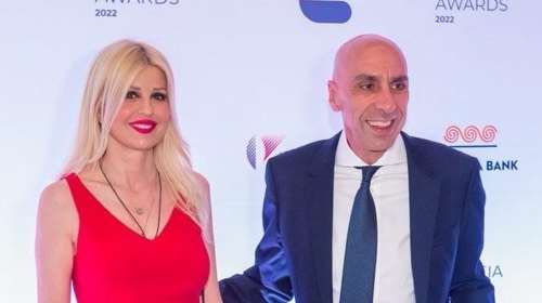 Αγκαλιά στο κέντρο της Αθήνας: Η Έλενα Ράπτη και ο Γιάννης Μπρατάκος πιο ερωτευμένοι από ποτέ