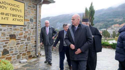 Δένδιας για το λιποθυμικό επεισόδιο στο Αγιο Ορος: Είμαι απολύτως καλά, με δύο αμυχές από την πτώση