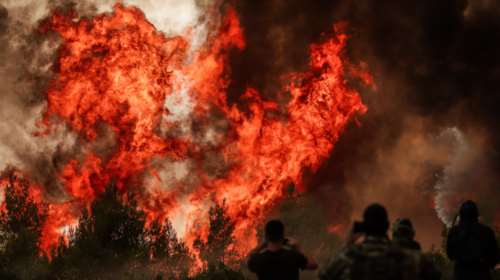 Εκτός ελέγχου η φωτιά στη Βαρυμπόμπη: Καίγονται σπίτια σε Δροσοπηγή, Κρυονέρι και Αφίδνες - Πέντε τραυματίες