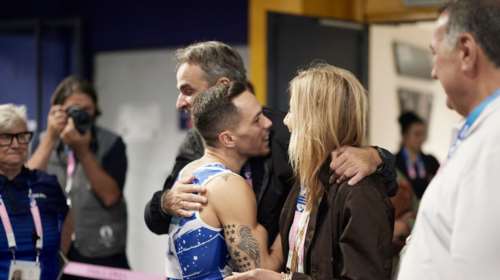 Παρίσι 2024: Κυριάκος και Μαρέβα Μητσοτάκη παρακολούθησαν τον αγώνα του Πετρούνια - Η ευχή στον Έλληνα αθλητή