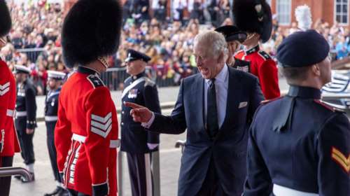 Ο &quot;κακομαθημένος&quot; πρίγκιπας που έγινε βασιλιάς: Οι περίεργες συνήθειες του Καρόλου και οι παραξενιές του