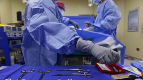 Εγραψαν ιστορία: Επανασυγκόλλησαν με επιτυχία χέρι σε παιδί στην Ελλάδα, που είχε κοπεί από το ύψος του ώμου