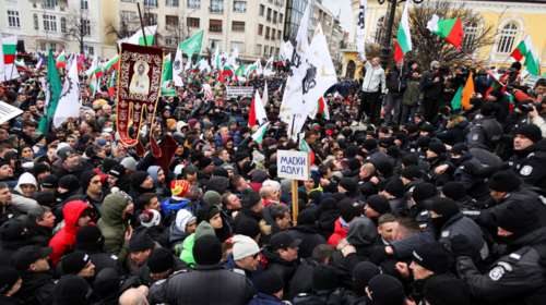Χάος στη Βουλγαρία: Χιλιάδες αντιεμβολιαστές επιχείρησαν να εισβάλουν στο κοινοβούλιο [εικόνες-βίντεο]