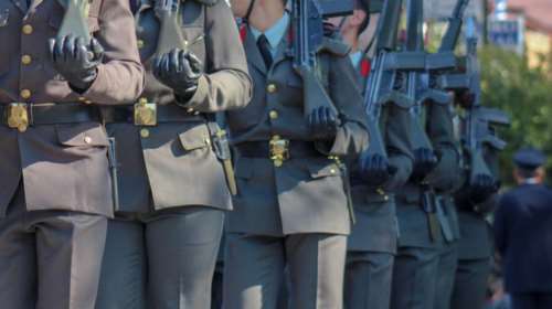 &quot;Πώς κολλήσαμε λοχία;&quot;: Πάνω από 140 κρούσματα στη Σχολή Μόνιμων Υπαξιωματικών στα Τρίκαλα