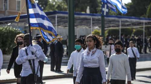 Ο μικρός σημαιοφόρος από την Αφρική που έκλεψε την παράσταση στην μαθητική παρέλαση στο Σύνταγμα [εικόνες]